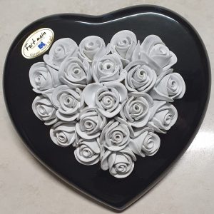 Coeur plat 23 cm - boutons de roses blancs socle noir