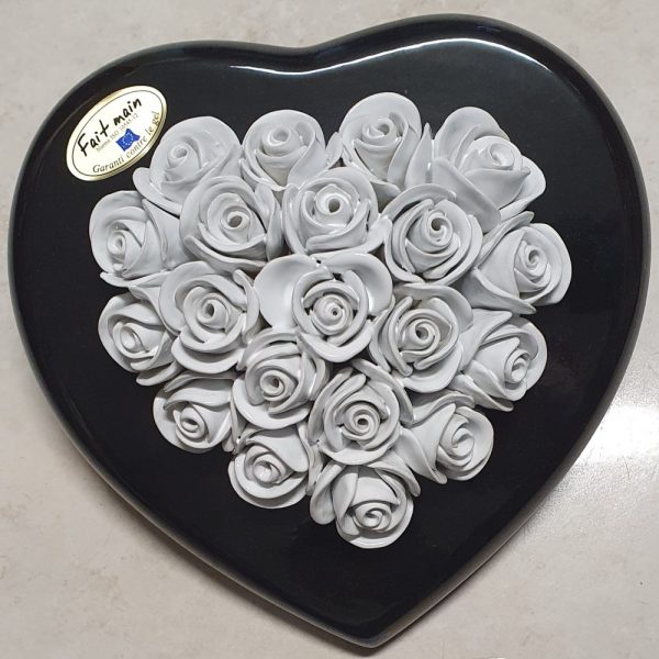 Coeur plat 23 cm - boutons de roses blancs socle noir